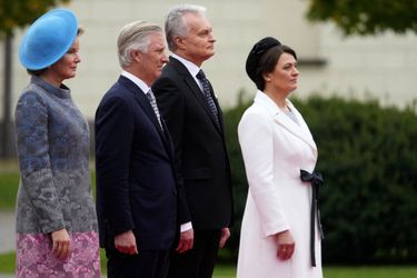 La reine Mathilde et le roi des Belges Philippe avec le président lituanien Gitanas Nauseda et son épouse Diana Nausediene à Vilnius, en Lituanie, le 24 octobre 2022