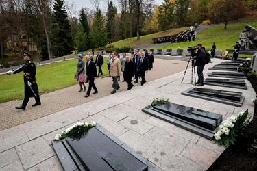 La reine Mathilde et le roi des Belges Philippe au cimetière d'Antakalnis à Vilnius, en Lituanie, le 24 octobre 2022