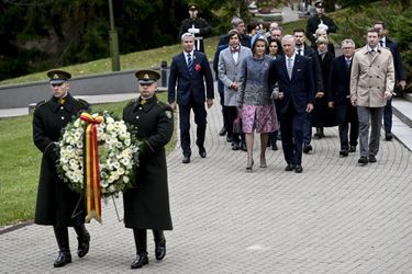La reine Mathilde et le roi des Belges Philippe au cimetière d'Antakalnis à Vilnius, en Lituanie, le 24 octobre 2022