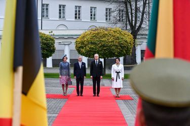 La reine Mathilde et le roi des Belges Philippe avec le couple présidentiel lituanien à Vilnius, en Lituanie, le 24 octobre 2022