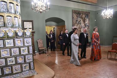 La reine Mathilde et le roi des Belges Philippe avec le couple présidentiel lituanien au Palais des Grands-Ducs de Lituanie à Vilnius où se déroule le dîner d'Etat, le 24 octobre 2022