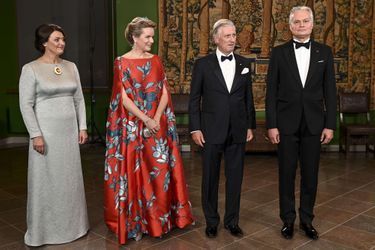 La reine Mathilde, dans une robe-cape Natan Couture, et le roi des Belges Philippe avec le couple présidentiel lituanien au Palais des Grands-Ducs de Lituanie à Vilnius pour le dîner d'Etat, le 24 octobre 2022