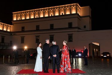 La reine Mathilde et le roi des Belges Philippe avec le couple présidentiel lituanien devant le Palais des Grands-Ducs de Lituanie à Vilnius, le 24 octobre 2022