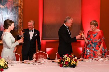 La reine Mathilde et le roi des Belges Philippe avec le couple présidentiel lituanien lors du dîner d'Etat au Palais des Grands-Ducs de Lituanie à Vilnius, le 24 octobre 2022