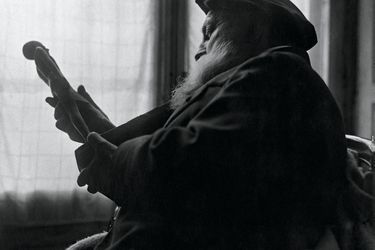 Auguste Rodin contemplant l’une des statuettes de sa collection égyptienne, en 1914. 