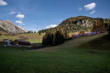 Le train de 1.910 mètres, composé de 25 rames assemblées, a parcouru 25 kilomètres en moins de 45 minutes entre Preda et Alvaneu, dans le canton des Grisons.