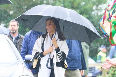 La reine Letizia d'Espagne sous la pluie à Cadavéu, le 29 octobre 2022