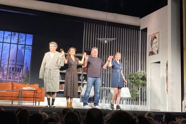 Caterina Murino, Philippe Lellouche, Stéphane Metzger et Aline Gaillot jouent dans "Le Tourbillon" de Francis Veber.