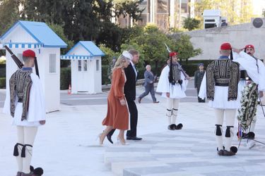 La reine Maxima et le roi Willem-Alexander des Pays-Bas vont déposer une couronne sur le monument du Soldat inconnu à Athènes, le 31 octobre 2022