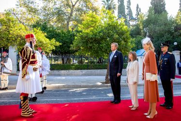 La reine Maxima et le roi Willem-Alexander des Pays-Bas avec la présidente grecque Katerina Sakellaropoulou à Athènes, le 31 octobre 2022