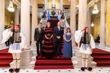 La reine Maxima et le roi Willem-Alexander des Pays-Bas avec la présidente grecque Katerina Sakellaropoulou et son compagnon Pavlos Kotsonis à Athènes, le 31 octobre 2022