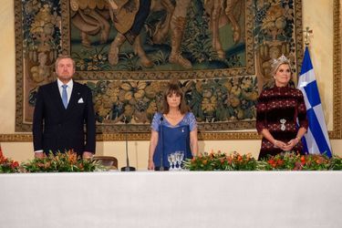 La reine Maxima et le roi Willem-Alexander des Pays-Bas avec la présidente grecque lors du banquet d'Etat à Athènes, le 31 octobre 2022