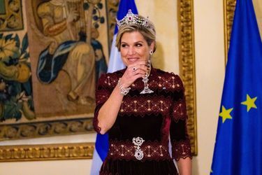 La reine Maxima des Pays-Bas coiffée du diadème Mellerio en rubis et diamants et des bijoux assortis à Athènes, le 31 octobre 2022