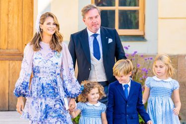 La princesse Madeleine du Suède, son mari Christopher O'Neill et leurs trois enfants, Leonore, Nicolas et Adrienne, au baptême du prince Julian à Ekero, en Suède, le 14 août 2021. 