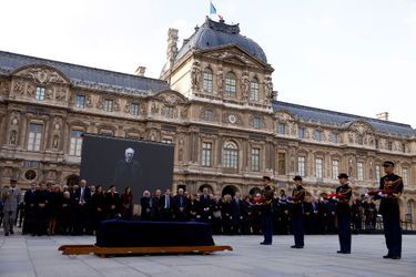 Le peintre français Pierre Soulages a reçu mercredi un hommage national présidé par le président Emmanuel Macron dans la cour carrée du Louvre à Paris, une semaine après son décès à l'âge de 102 ans.<br />
