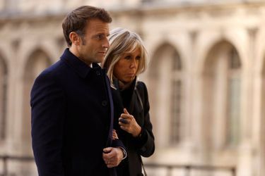Le peintre français Pierre Soulages a reçu mercredi un hommage national présidé par le président Emmanuel Macron dans la cour carrée du Louvre à Paris, une semaine après son décès à l'âge de 102 ans.<br />
