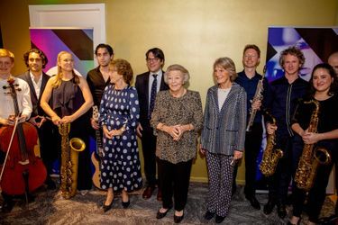 L'ex-reine Beatrix des Pays-Bas avec les princesses Margriet et Irene, Bernardo Guillermo et les jeunes musiciens du concert anniversaire du 55e Concours Princesse Christina  à La Haye, le 30 octobre 2022