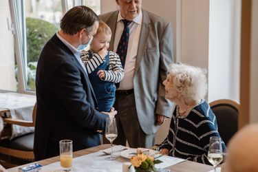 Le petit prince Charles de Luxembourg dans les bras de son père le prince héritier Guillaume au Konviktsgaart - Résidence Grande-Duchesse Joséphine-Charlotte à Luxembourg, le 27 octobre 2022