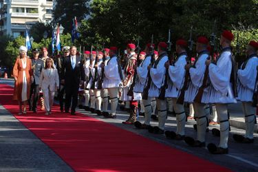 La reine Maxima et le roi Willem-Alexander des Pays-Bas avec la présidente grecque Katerina Sakellaropoulou à Athènes, le 31 octobre 2022, lors de leur visite d'Etat
