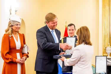 La reine Maxima et le roi Willem-Alexander des Pays-Bas lors de la réception d'accueil de la présidente grecque Katerina Sakellaropoulou au Palais présidentiel à Athènes, le 31 octobre 2022