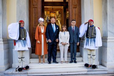 La reine Maxima et le roi Willem-Alexander des Pays-Bas avec la présidente grecque Katerina Sakellaropoulou et son compagnon Pavlos Kotsonis à Athènes, le 31 octobre 2022