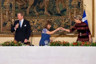 La reine Maxima et le roi Willem-Alexander des Pays-Bas avec la présidente grecque Katerina Sakellaropoulo lors du banquet d'Etat au Palais présidentiel à Athènes, le 31 octobre 2022