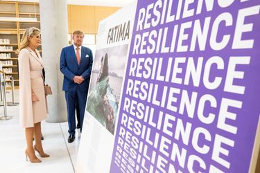 La reine Maxima et le roi Willem-Alexander des Pays-Bas visitent une exposition World Press Photo sur les droits des femmes au centre culturel de la Fondation Stavros Niarchos à Athènes, le 1er novembre 2022
