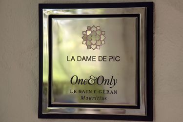 Plaque du restaurant « La Dame de Pic «  au One&Only Le Saint Géran.
