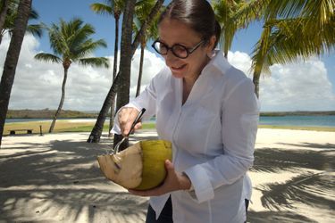 Anne-Sophie Pic goute la pulpe d’une noix de coco.