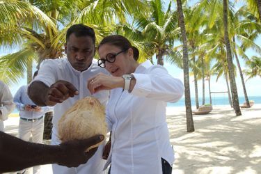 Le Chef mauricien Vikash Coojan et Anne-Sophie Pic durant la recolte de noix de coco.