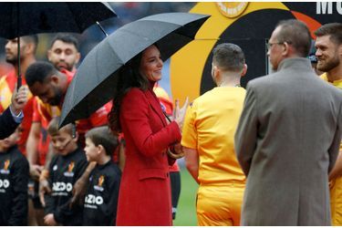 La princesse de Galles a bravé la pluie pour venir féliciter les équipes masculines et féminines anglaises de rugby à XIII qui ont disputé ce samedi les quarts de finale des championnat du monde à Wigan, près de Manchester.