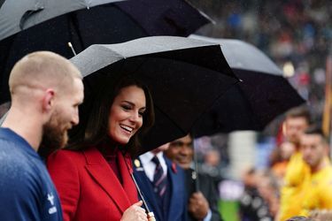 La princesse de Galles a bravé la pluie pour venir féliciter les équipes masculines et féminines anglaises de rugby à XIII qui ont disputé ce samedi les quarts de finale des championnat du monde à Wigan, près de Manchester.