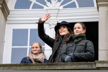 La princesse Mary de Danemark et la princesse Josephine au balcon de l'Eremitageslottet de Dyrehaven, le 6 novembre 2022