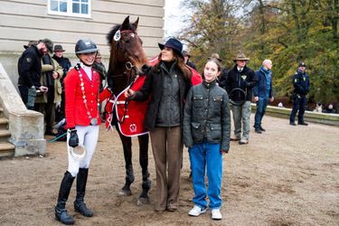 La princesse Mary de Danemark et sa plus jeune fille la princesse Josephine avec la gagnante dans la catégorie poney à Dyrehaven, le 6 novembre 2022