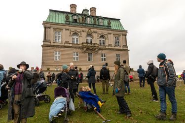 Ambiance familiale devant l'Eremitageslottet de Dyrehaven lors de la «Hubertusjagt» de Klampenborg, le 6 novembre 2022