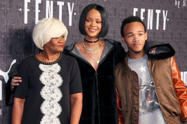 Rihanna a deux petits frères : Rorrey Fenty, qui est entrepreneur (il a notamment lancé une ligne de vêtements), et Rajad Fenty (à droite sur la photo où apparait leur mère Monica Braithwaite à gauche). <br />
