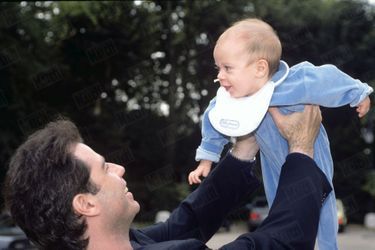 John Travolta et son fils Jett, à Paris en septembre 1992.