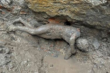 Au cours des deux dernières semaines, les scientifiques de Université pour étrangers de Sienne ont exhumé une vingtaine de statues en bronze dans des boues d'anciennes sources chaudes sacrées. 