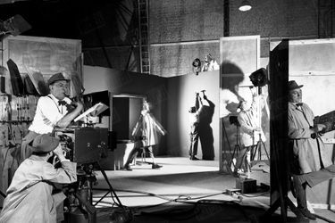 Cette image a été prise en une seule pose avec une succession de flashs sur le principe du stroboscope, pour illustrer le générique de «Mon oncle », sorti en 1958, et sur lequel Tati, homme-orchestre, est à la fois scénariste, réalisateur, interprète, décorateur et machiniste.