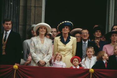 La famille royale, parmi lesquels le prince Andrew, la princesse Diana, la princesse Beatrice, Leonora Knatchbull, et le prince Harry, au balcon de Buckingham Palace à Londres, en juin 1991. 
