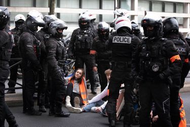 Circulation bloquée devant le ministère des Finances à Bercy, le 5 novembre. Enchaînée à la barrière, Théoxane, 22 ans, étudiante aux Beaux-Arts de Lyon venue à Paris pour sa première action. Elle sera placée vingt-quatre heures en garde à vue.