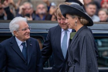 La reine Maxima et le roi Willem-Alexander des Pays-Bas accueillent le président italien Sergio Mattarella sur la place du Dam à Amsterdam, le 9 novembre 2022