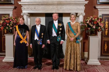 La reine Maxima et le roi Willem-Alexander des Pays-Bas avec le président italien Sergio Mattarella et sa fille Laura au Palais royal à Amsterdam, le 9 novembre 2022