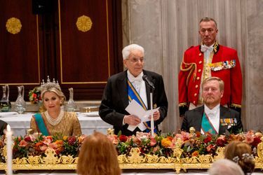 La reine Maxima et le roi Willem-Alexander des Pays-Bas écoutent le discours de Sergio Mattarella lors du banquet d'Etat au Palais royal à Amsterdam, le 9 novembre 2022
