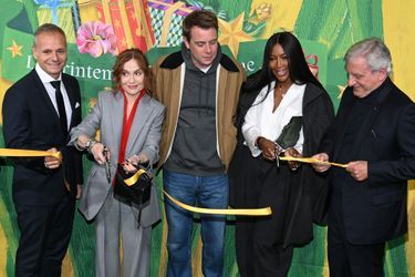Jean-Marc Bellaiche, Isabelle Huppert, J.W. Anderson, Naomi Campbell et Sidney Toledano lors de l'inauguration des vitrines de Noël du Grand Magasin Printemps à Paris, le 9 novembre 2022. 