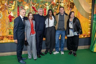 Jean-Marc Bellaiche, Isabelle Huppert, Sidney Toledano, Naomi Campbell, J.W. Anderson lors de l'inauguration des vitrines de Noël du Grand Magasin Printemps à Paris, le 9 novembre 2022. 