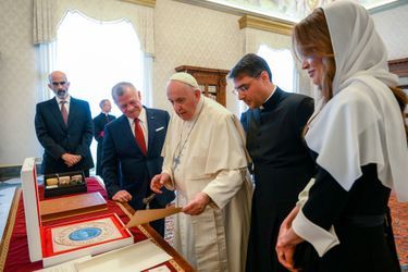 La reine Rania et le roi Abdallah II de Jordanie avec le pape François au Vatican, le 10 novembre 2022