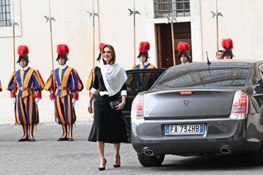 La reine Rania de Jordanie, dans une robe griffée Diamondogs au Vatican, le 10 novembre 2022