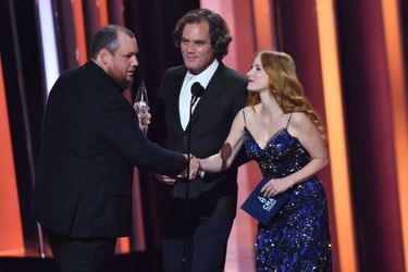 Jessica Chastain et Michael Shannon remettent un prix à Luke Combs lors de la cérémonie des Country Music Academy Awards, à Nashville, le 9 novembre 2022.