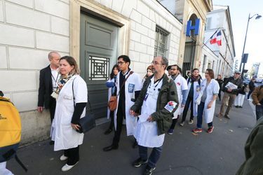 Le 2 novembre, les médecins pédiatres se réunissent devant l'hôpital Necker avant de se rendre à l'Elysée pour alerter Emmanuel Macron sur la crise que traversent leurs services et l'hôpital en général. 